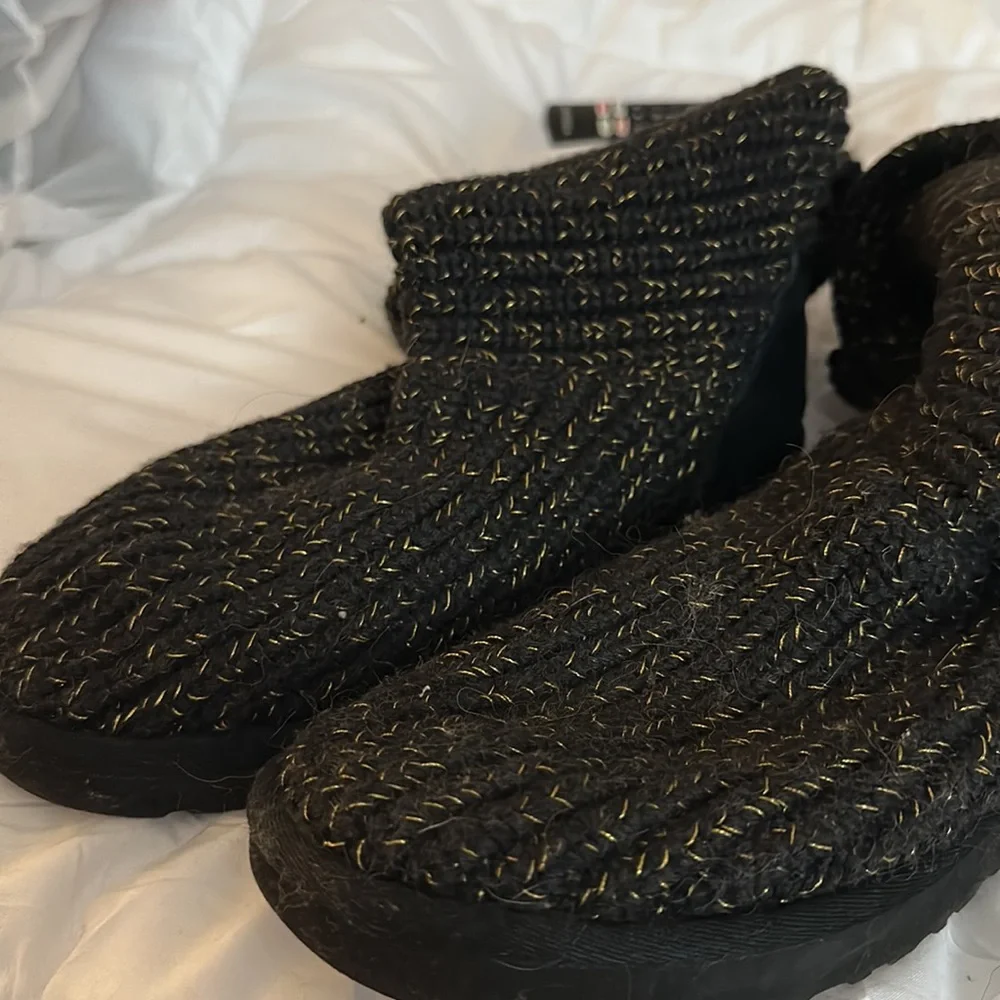 UGGS 🖤 Size 7. - Picture 4 of 4